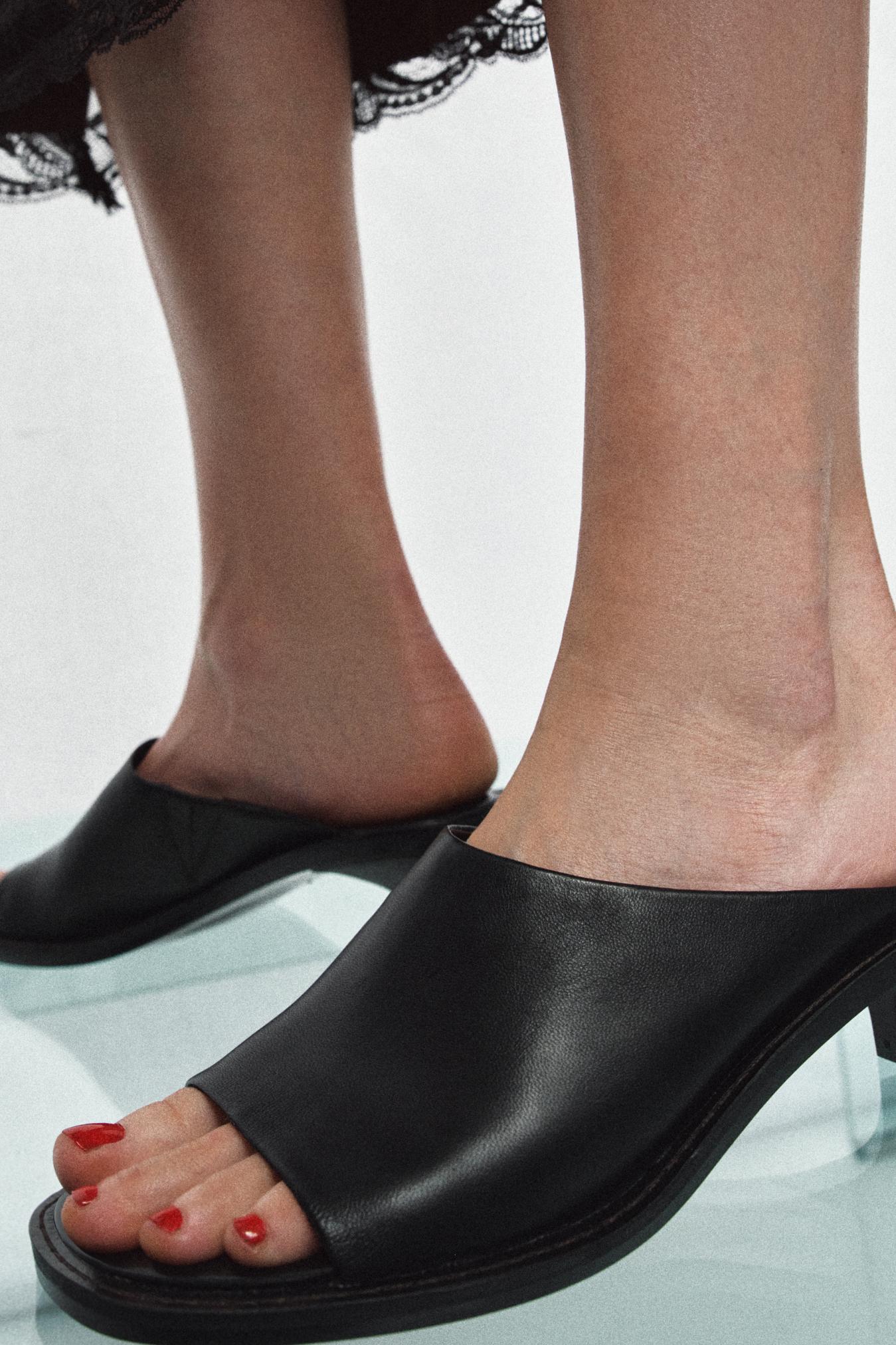 SANDALES EN CUIR MULE